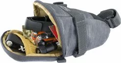 Evoc - Sacoche De Selle "Tour" 1L -France Accessoires Vélo Soldes Boutique evoc sacoche de selle tour 1 l ouverte 3840x2160